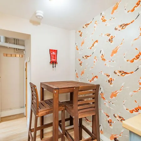Apartment 8a Wellington Terrace *