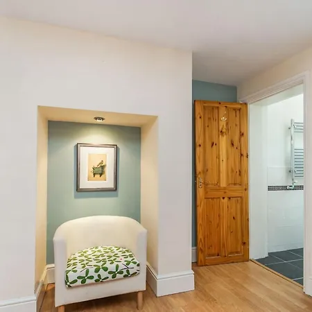 8a Wellington Terrace * ويتبي