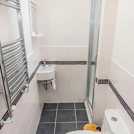 8a Wellington Terrace ويتبي